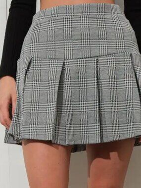 Woman's Gray Plaid Print Pleated Skirt sz Med and Large NWT